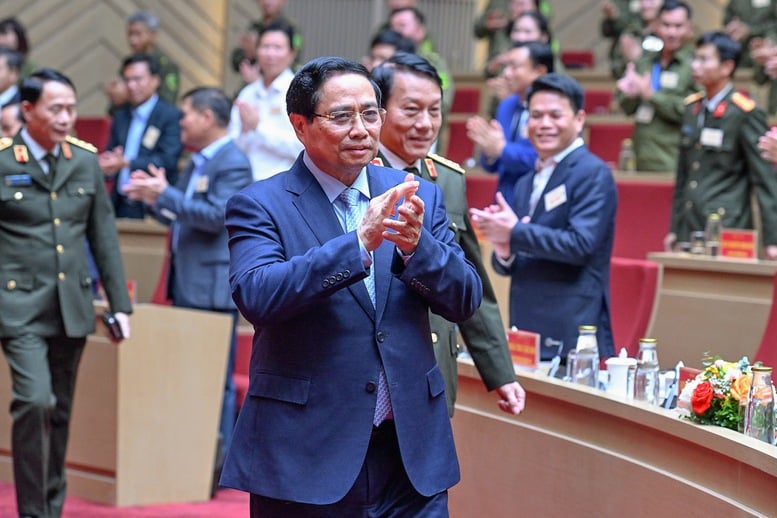 The Prime Minister stated the 14-word motto for security and order protection forces at the grassroots level - Photo 1. Thủ tướng nêu phương châm 14 chữ với lực lượng bảo vệ an ninh, trật tự ở cơ sở- Ảnh 1.