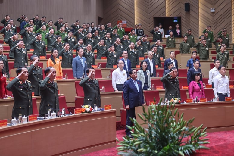 The Prime Minister stated the 14-word motto for security and order protection forces at the grassroots level - Photo 2. Thủ tướng nêu phương châm 14 chữ với lực lượng bảo vệ an ninh, trật tự ở cơ sở- Ảnh 2.