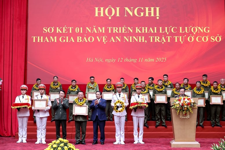 The Prime Minister stated the 14-word motto for security and order protection forces at the grassroots level - Photo 10. Thủ tướng nêu phương châm 14 chữ với lực lượng bảo vệ an ninh, trật tự ở cơ sở- Ảnh 10.