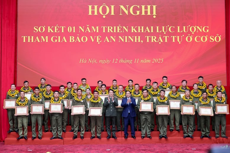 The Prime Minister stated the 14-word motto for security and order protection forces at the grassroots level - Photo 11. Thủ tướng nêu phương châm 14 chữ với lực lượng bảo vệ an ninh, trật tự ở cơ sở- Ảnh 11.
