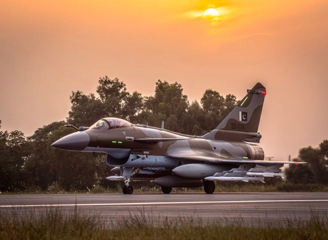 Το Πακιστάν εκτόξευσε μαχητικά αεροσκάφη J-10C και κατέρριψε ινδικό αεροσκάφος