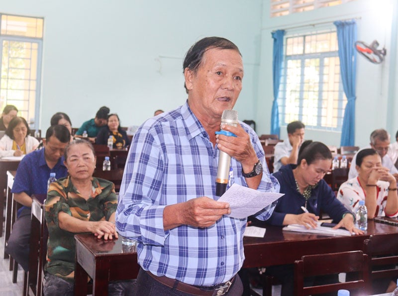 Cử tri phường Long Châu gửi gắm các ý kiến, kiến nghị đến đại biểu HĐND tỉnh.