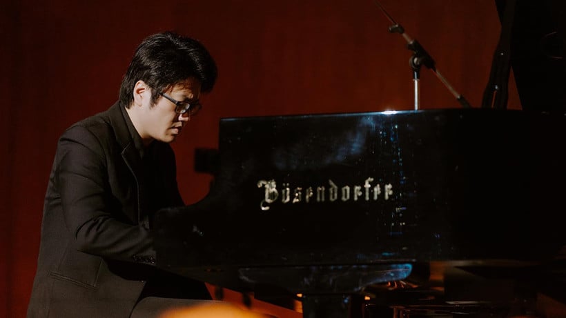 អ្នកលេងព្យ៉ាណូ Luu Duc Anh លេងទោលជាមួយក្រុម Sun Symphony Orchestra (SSO)។