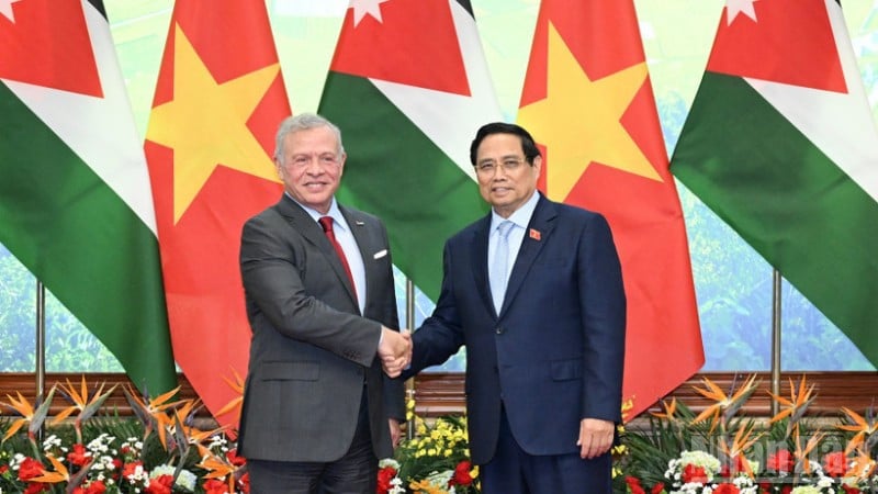 នាយករដ្ឋមន្ត្រី Pham Minh Chinh និងស្តេច Abdullah II Ibn Al-Hussein នៃប្រទេសហ្ស៊កដានី។ (រូបថត៖ Tran Hai)