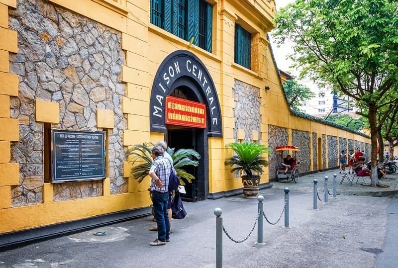 យុវជនកំពុងជ្រើសរើសសៀវភៅនៅ 19/12 Book Street ទីក្រុងហាណូយ។