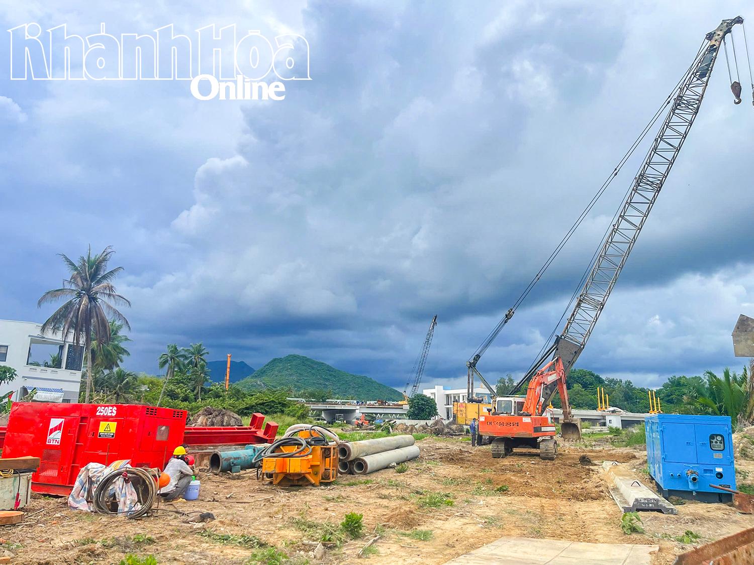 Gépeket mozgósítottak utak és töltések építéséhez a Cai folyó mentén Nha Trangban.
