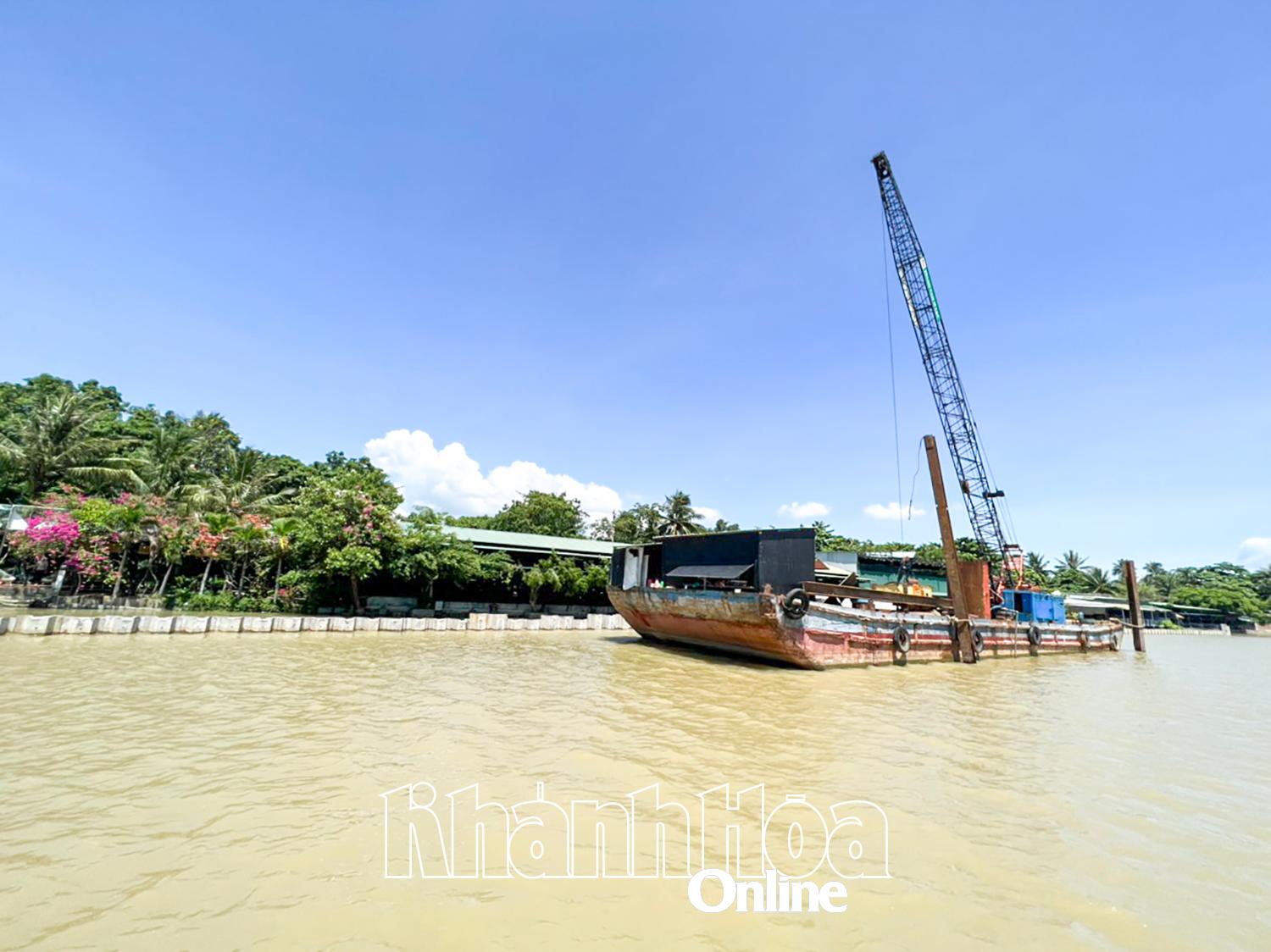 A helyszínnel kapcsolatos nehézségek miatt a kivitelező folyón keresztül közelítette meg az építkezést.