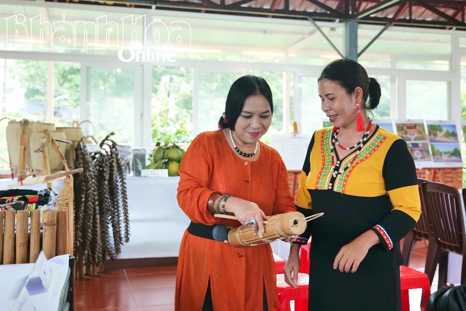 Du khách thích thú khi được trải nghiệm đánh đàn Chapi.
