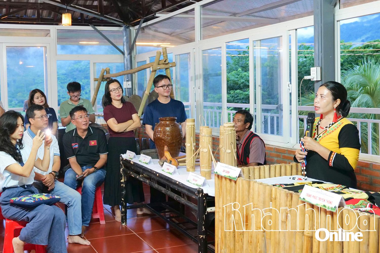 Du khách lắng nghe những câu chuyện về nguồn cội, đời sống, tập tục... của đồng bào Raglai.
