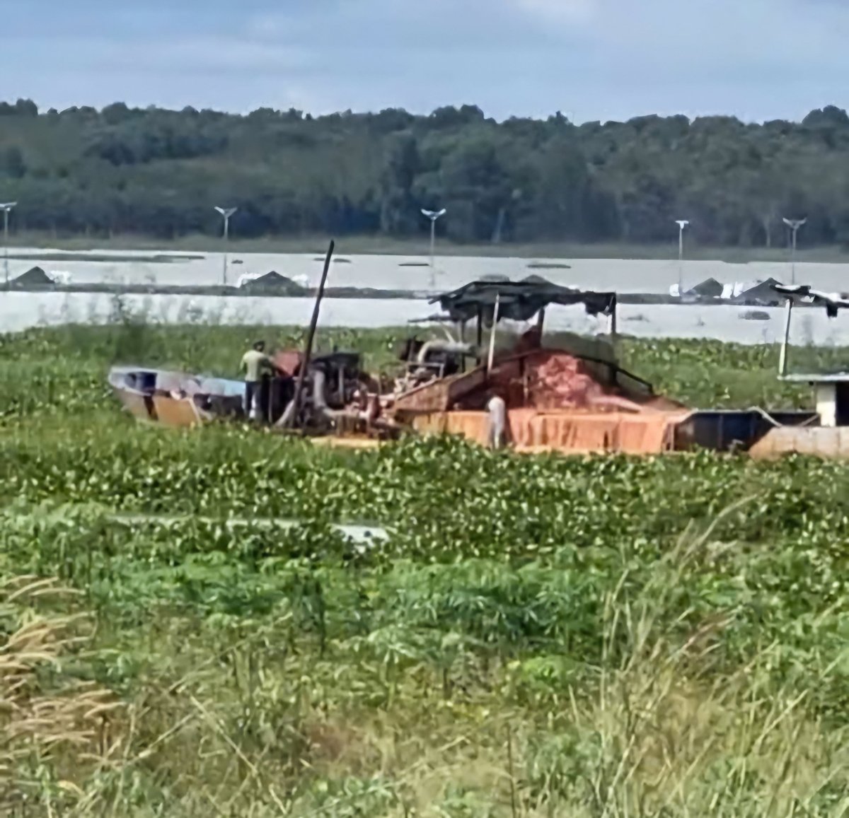 Tàu được cho là đang khai thác cát trộm, gây sạt lở tại khu vực hồ Dầu Tiếng. Ảnh: T.L.