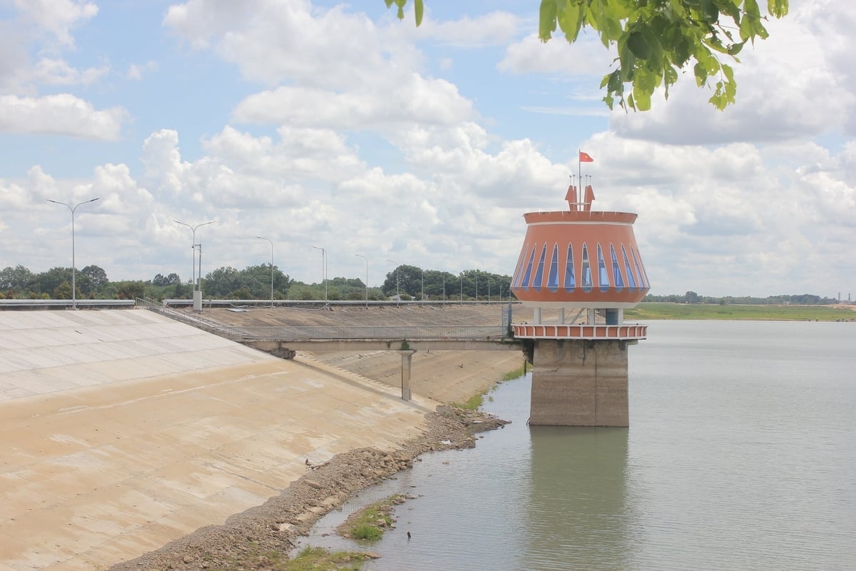 Hồ Dầu Tiếng có trữ lượng cát lớn và chất lượng tốt và việc khai thác không gây sạt lở như khai thác cát trên sông. Ảnh: Trần Trung.