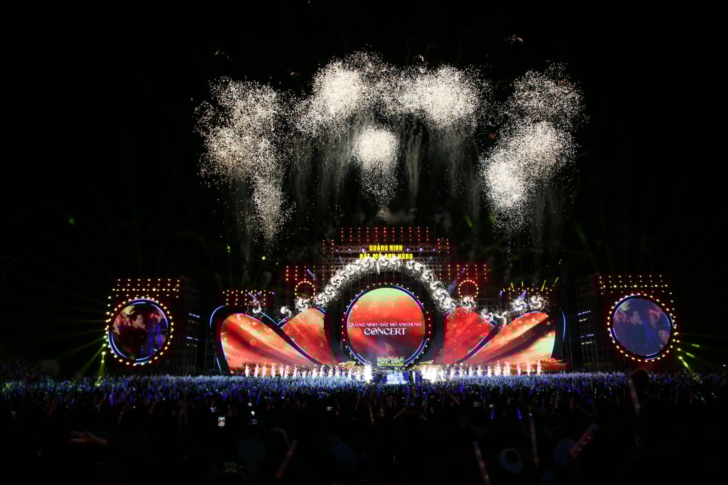 ការបាញ់កាំជ្រួចបន្ទាប់ពីសម្ដែងបានធ្វើឲ្យអ្នកទស្សនាស្រក់ទឹកភ្នែក។