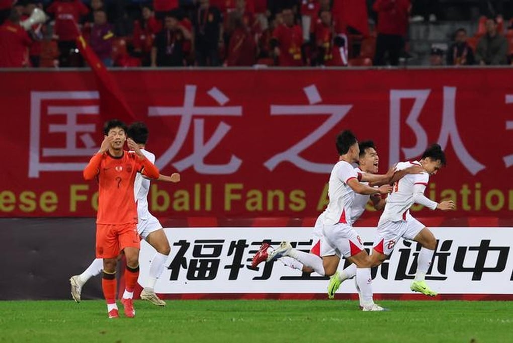 ردود أفعال المشجعين الصينيين بعد خسارة فريقهم أمام فيتنام تحت 22 عامًا - 2