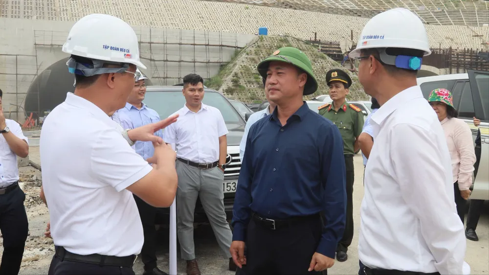 អនុរដ្ឋមន្ត្រីក្រសួងសំណង់ លោក Nguyen Viet Hung បានចុះពិនិត្យតំបន់ផ្លូវរូងក្រោមដីលេខ៣។