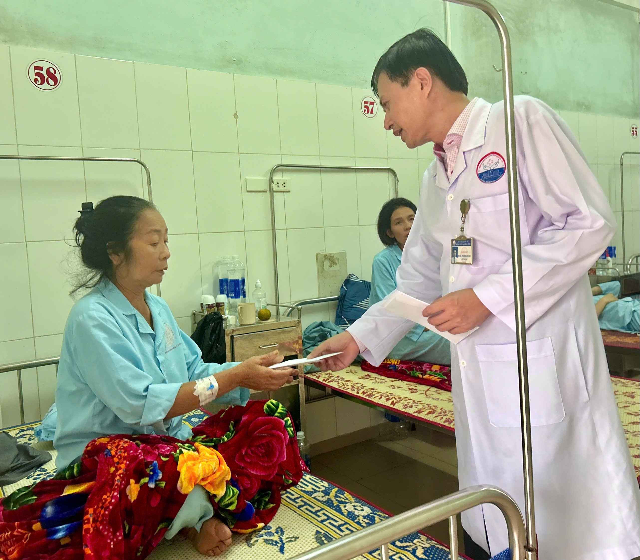 Bệnh viện Đa khoa tỉnh Quảng Trị nói gì về sự cố tổn thương vết mổ sau phẫu thuật nội soi?- Ảnh 2.