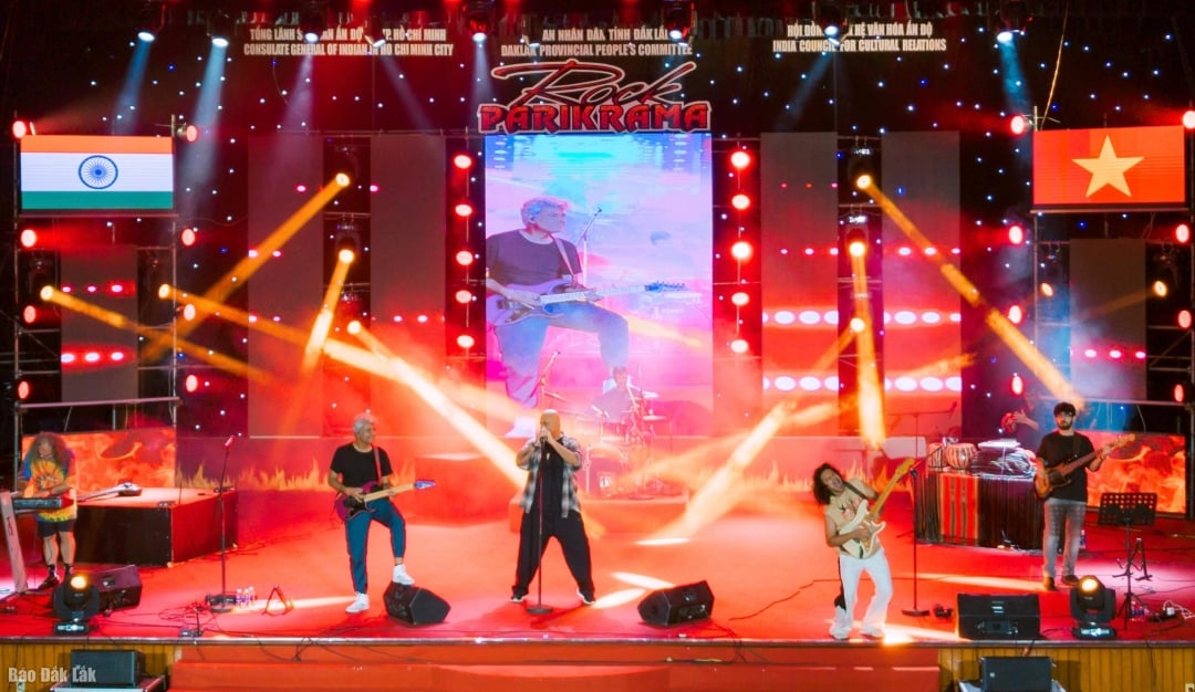 ວົງດົນຕີ Parikrama ໄດ້ສະແດງການກະ ທຳ ທີ່ສົດໃສໃນຕອນກາງຄືນດົນຕີ.