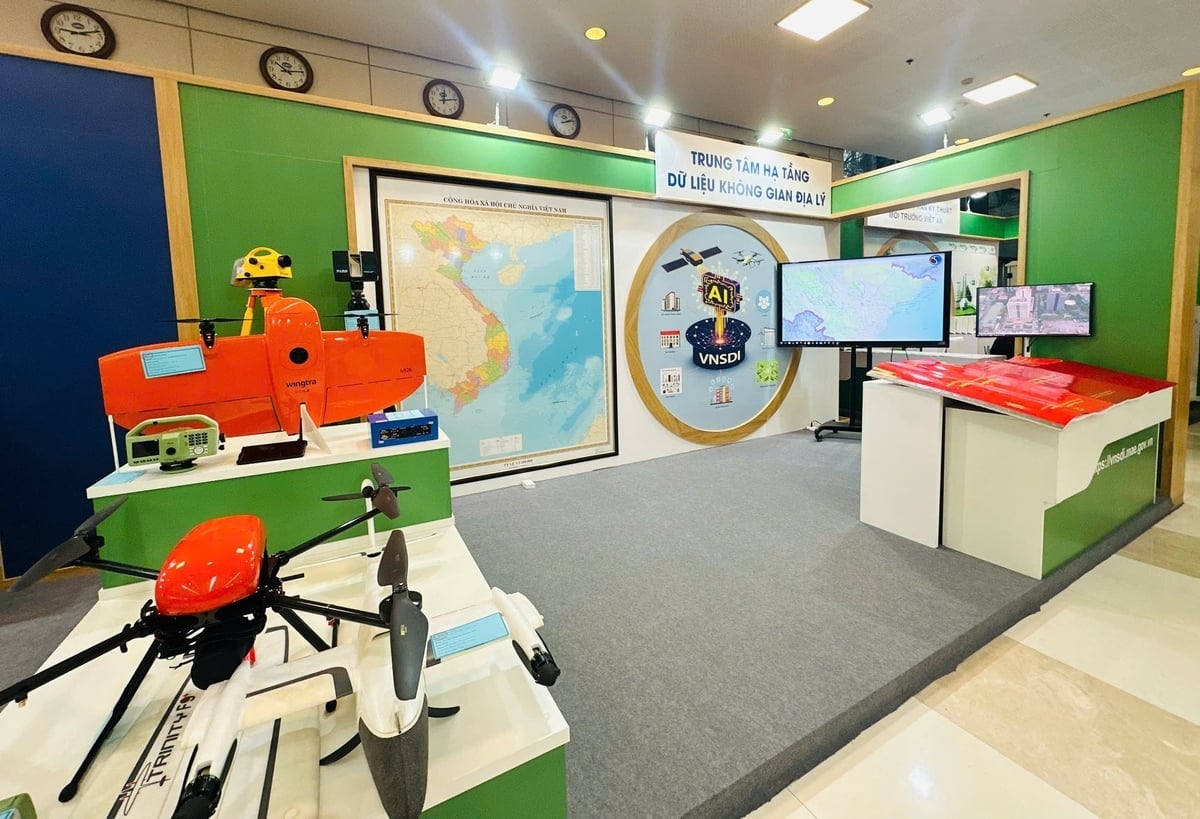 Gian hàng triển lãm của Cục Đo đạc, Bản đồ và Thông tin địa lý Việt Nam kể hành trình chuyển mình từ bản đồ giấy đến 'không gian số' Việt Nam. Ảnh: Nguyễn Thủy.
