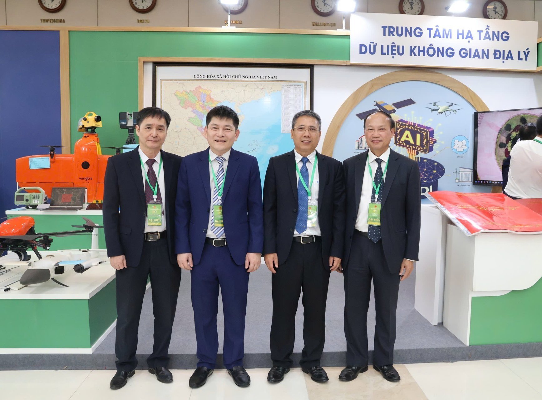 Lãnh đạo Cục Đo đạc, Bản đồ và Thông tin địa lý Việt Nam tại gian hàng Triển lãm. Ảnh: Nguyễn Thủy.