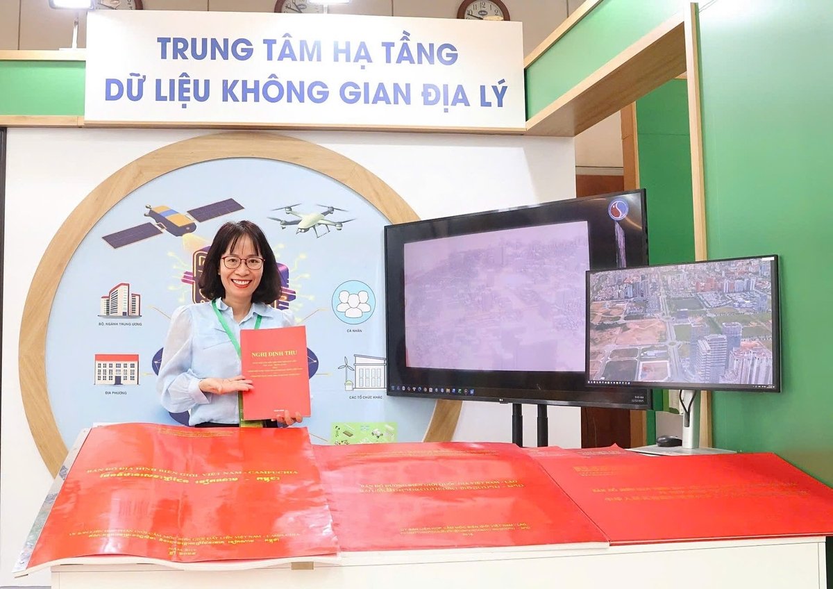 Một góc trưng bày đặc biệt ghi lại hành trình đầy gian khó nhưng tự hào của công tác phân giới, cắm mốc biên giới quốc gia. Ảnh: Nguyễn Thủy.