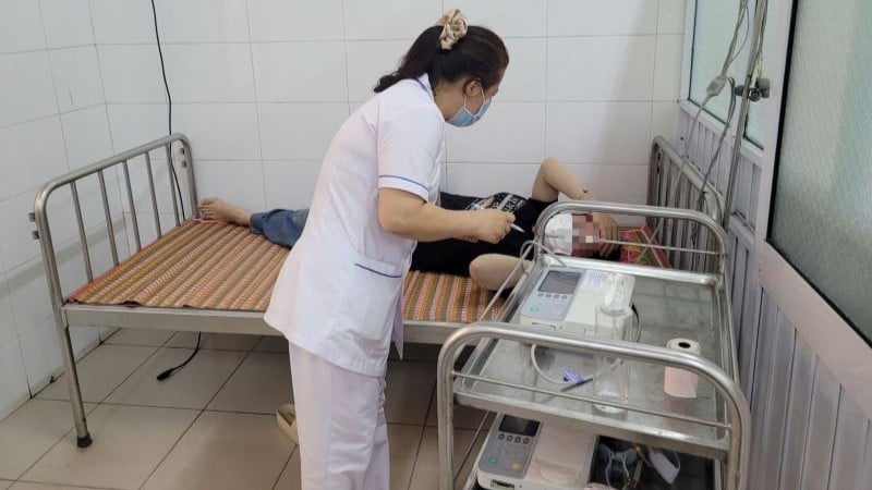 Pemeriksaan pasien yang diduga keracunan setelah dipindahkan ke ruang gawat darurat dan dirawat di Pusat Medis Huong Tra.