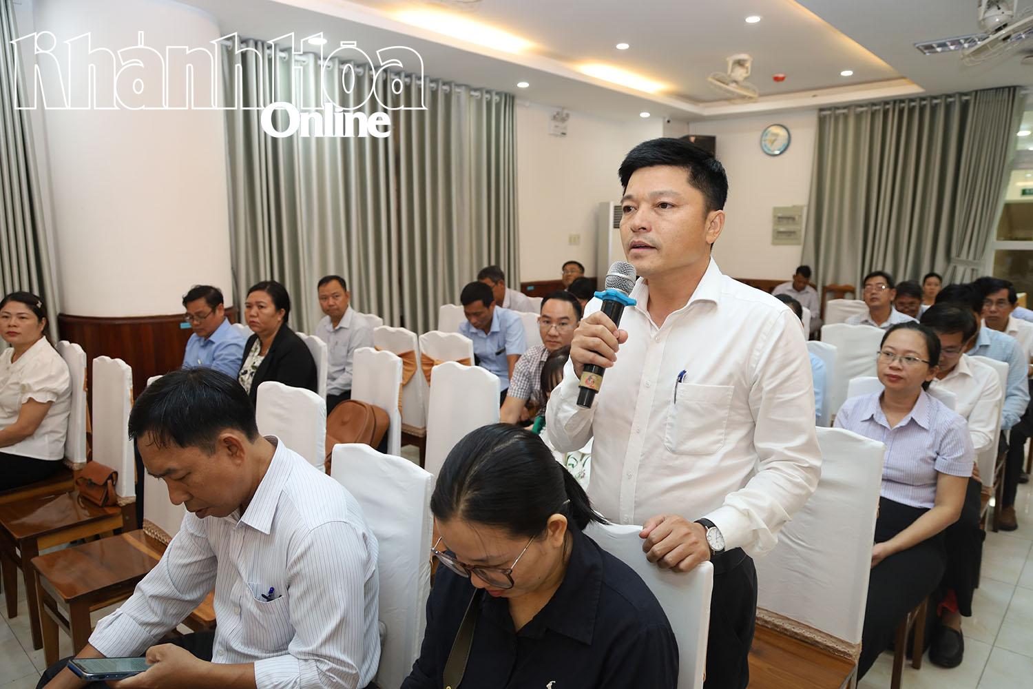 Seorang pemimpin Komite Rakyat di tingkat komune berbicara.