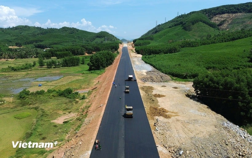請負業者が高速道路にアスファルトコンクリート舗装を建設している。（写真：Khanh Hung/Vietnam+）