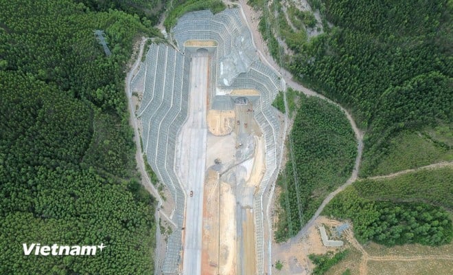 クイニョンチタン高速道路の道路トンネル。 (写真:クオック・カイン/ベトナム+)