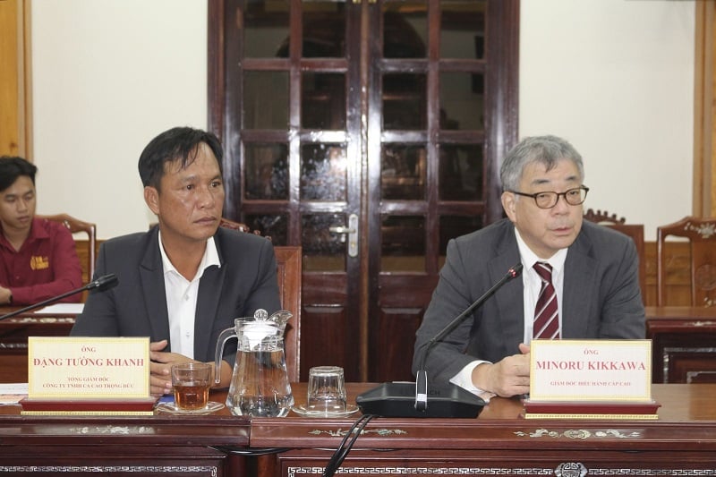 ông Minoru Kikkawa – Giám đốc điều hành cấp cao Tập đoàn Bourbon Nhật Bản và  ông Đặng Tường Khanh – Tổng Giám đốc Công ty Ca cao Trọng Đức, trao đổi thông tin tại buổi làm việc.