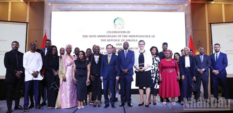 ប្រតិភូ​ដែល​ចូលរួម​ក្នុង​ពិធី​បាន​ថតរូប​អនុស្សាវរីយ៍។