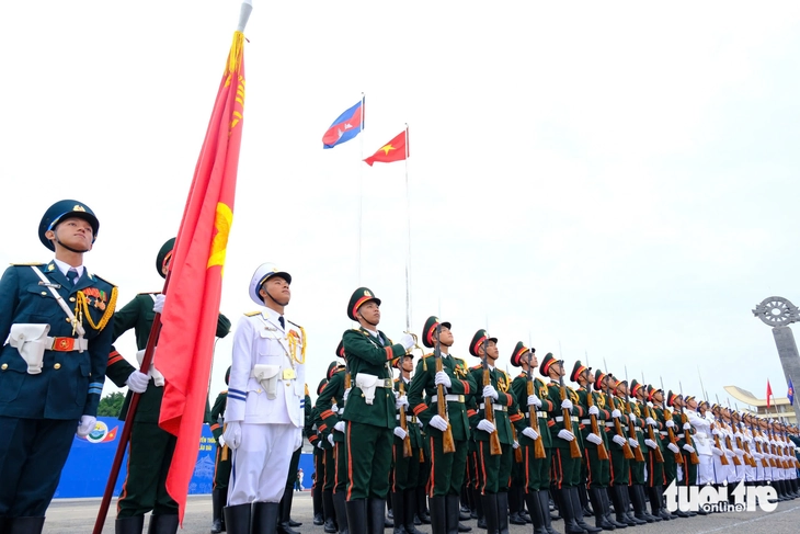 Bộ trưởng Phan Văn Giang làm việc với Tây Ninh, sẵn sàng giao lưu Quốc phòng Việt Nam - Campuchia - Ảnh 4.