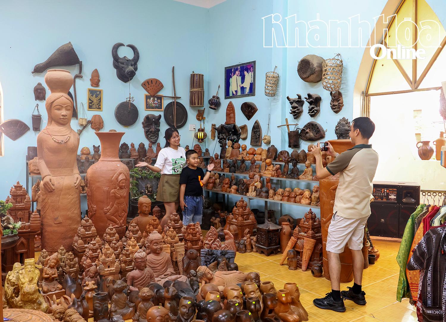 Du khách tham quan, chụp ảnh lưu niệm tại Nhà trưng bày Gốm Chăm Bàu Trúc (xã Ninh Phước).