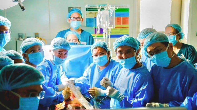 Dokter dan perawat dalam intervensi jantung janin untuk wanita hamil di Singapura.