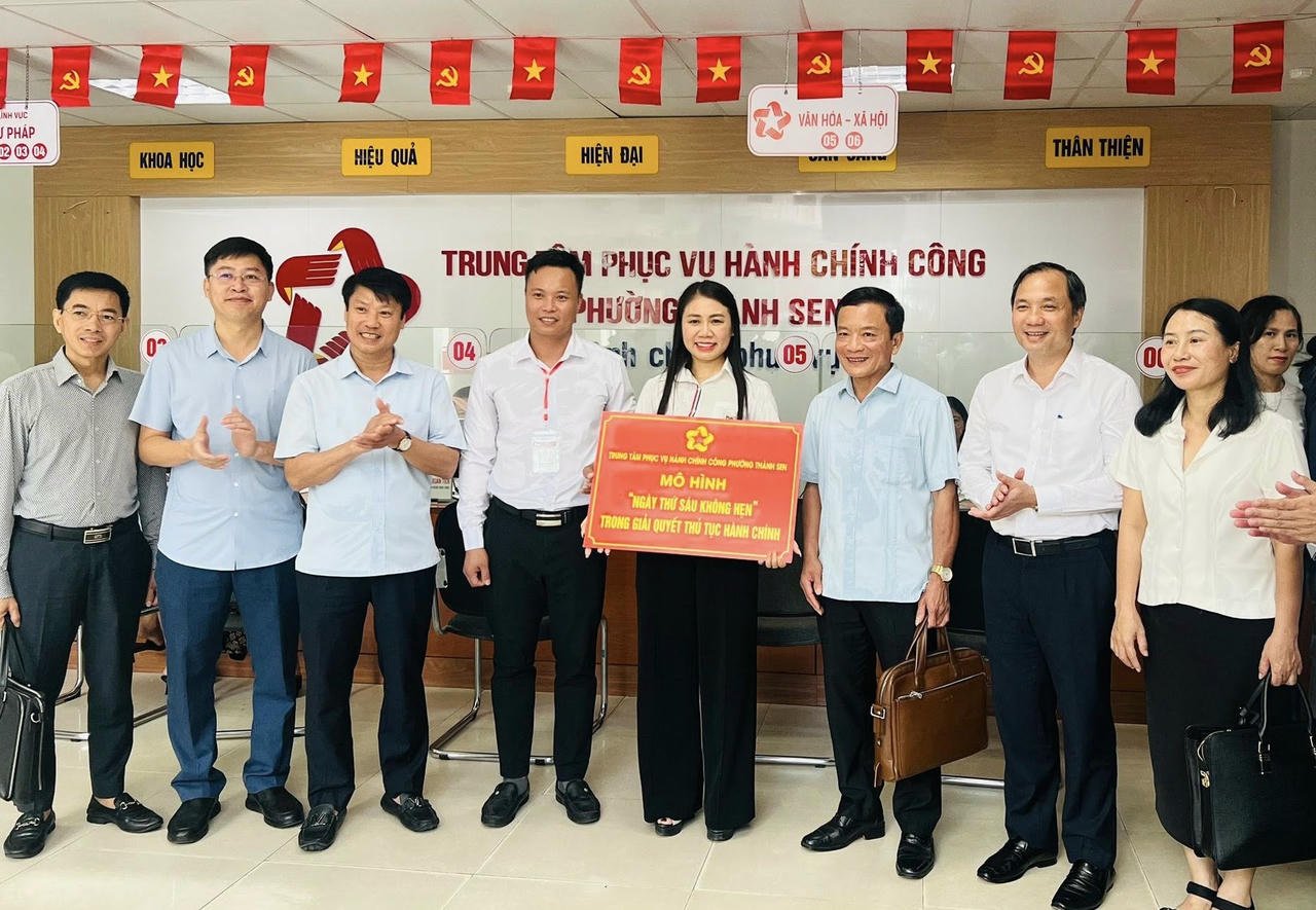 ការផ្លាស់ប្តូរឌីជីថល និងប្រតិបត្តិការគំរូ CQDP2C នៅខេត្ត Ha Tinh បានបង្កើតការផ្លាស់ប្តូរយ៉ាងច្បាស់លាស់ក្នុងកំណែទម្រង់រដ្ឋបាលនៅ Ha Tinh។ (រូបថតក្នុងអត្ថបទ៖ Huu Anh)