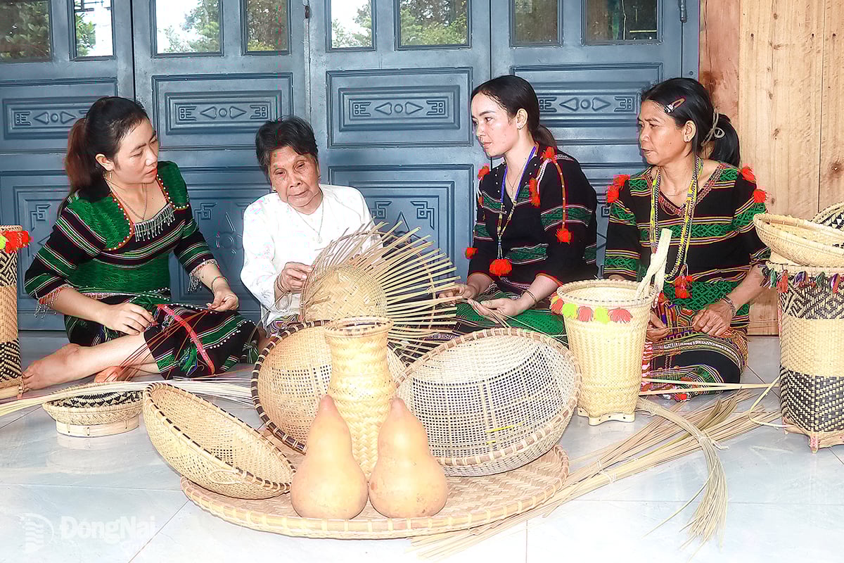 Người lớn tuổi, nhiều kinh nghiệm đan gùi ở thôn 12 Thống Nhất, xã Phước Sơn đang truyền dạy cho lớp kế cận. Ảnh: Quang Minh

