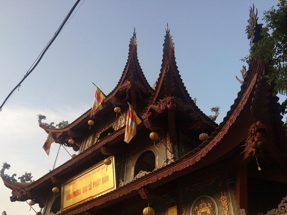 دروازه تام کوان بتکده فاپ وان با اژدها و ققنوس‌های چشم‌نوازی در خیابان جیای فونگ حکاکی شده است.