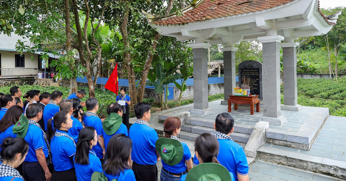 Đoàn tuyên giáo - báo chí TP.HCM dâng hương tại các địa chỉ đỏ của báo chí cách mạng