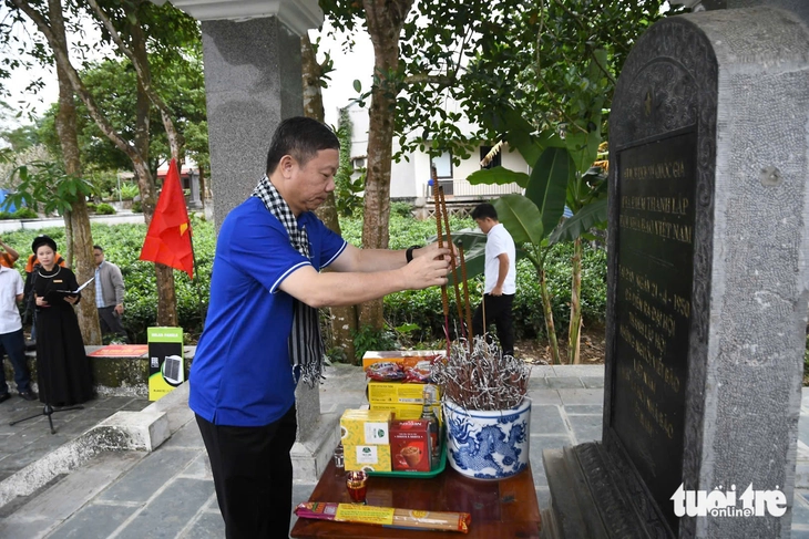 Đoàn tuyên giáo - báo chí TP.HCM dâng hương tại các địa chỉ đỏ của báo chí cách mạng - Ảnh 2.