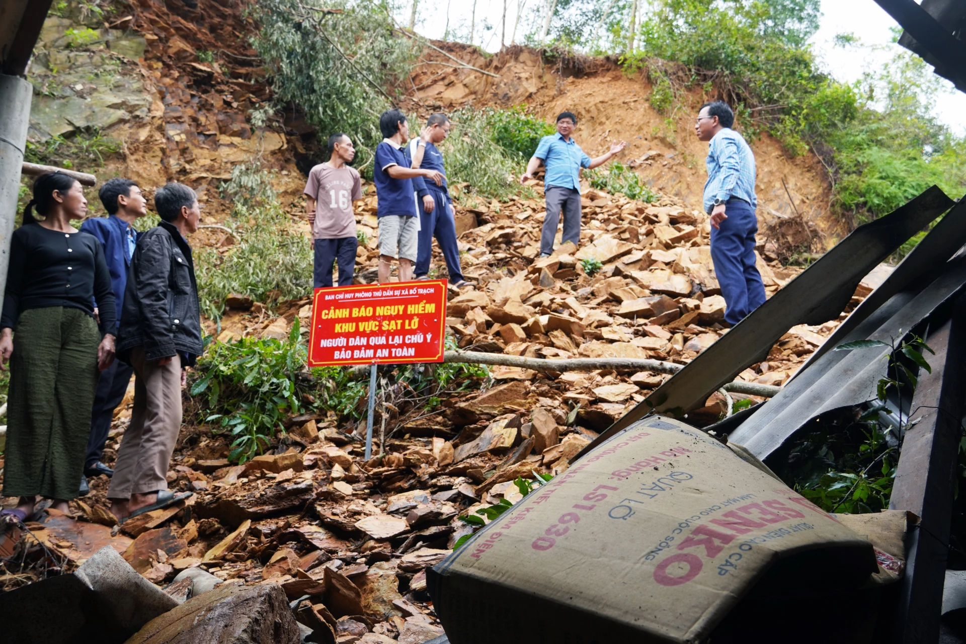 ការរអិលបាក់ដីបានបំផ្លាញអគារខាងក្រៅរបស់គ្រួសារលោក Nguyen Van Thuat នៅភូមិ Thanh Hung 1 ឃុំ Bo Trach - រូបភាព៖ L.C