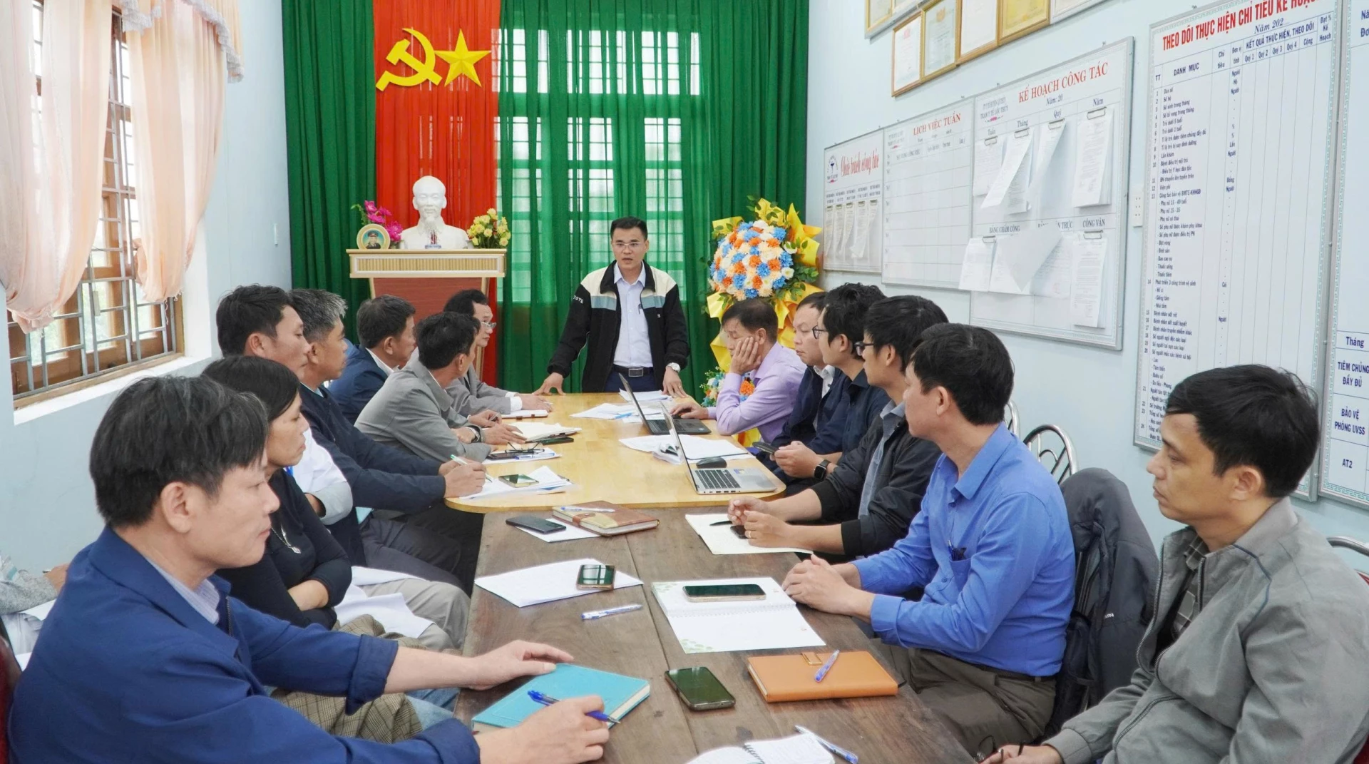 Đoàn công tác Bộ Y tế kiểm tra, giám sát công tác phòng, chống dịch sau mưa lũ tại xã Lệ Thủy - Ảnh: T.T