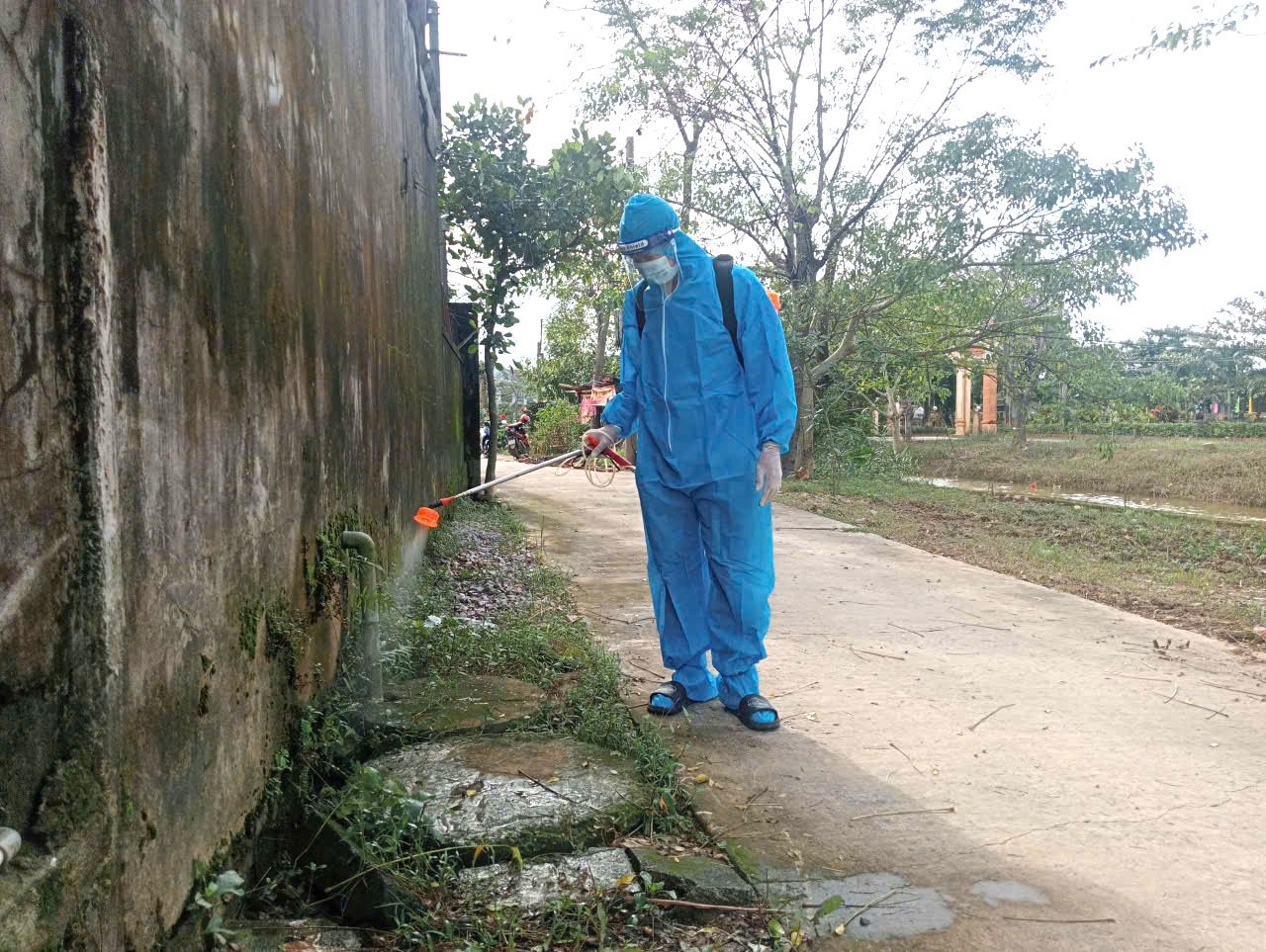 Phun xử lý môi trường phòng, chống dịch bệnh sau lũ          - Ảnh: T.T
