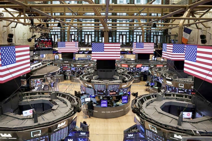 Dow lập đỉnh mới, Nasdaq chịu áp lực từ công nghệ