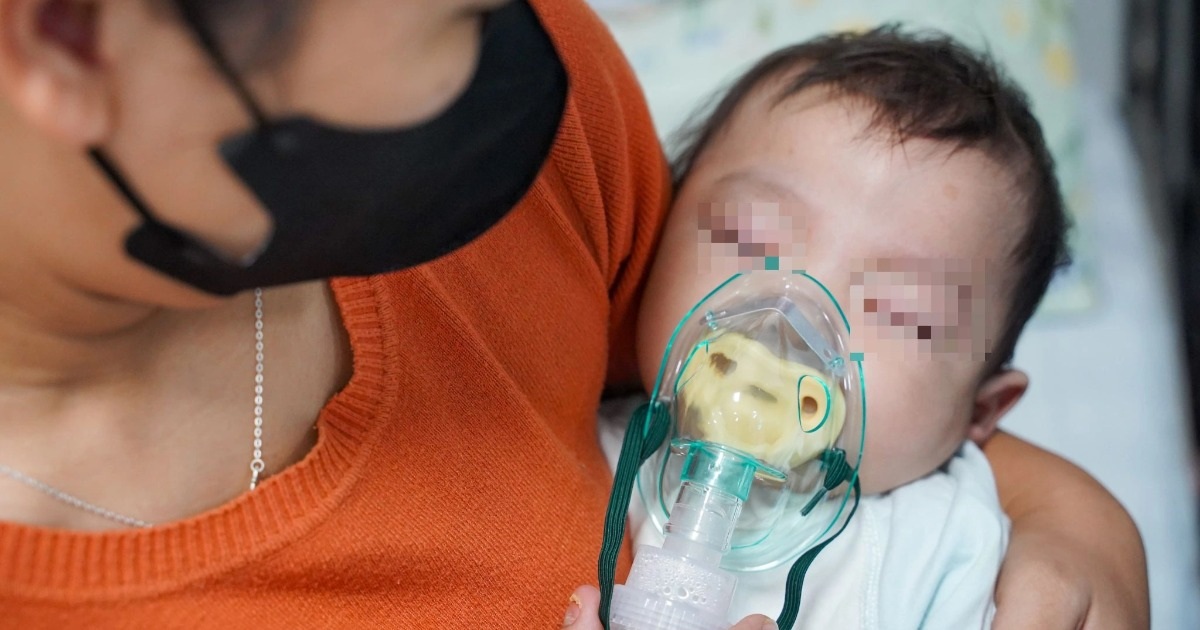 Hà Nội: Trẻ nhập viện vì cúm tăng vọt, bác sĩ căng mình ngăn biến chứng