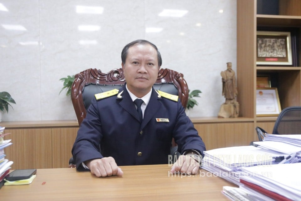 De heer Nguyen Van Dieu, hoofd van de belastingdienst van de provincie Lang Son