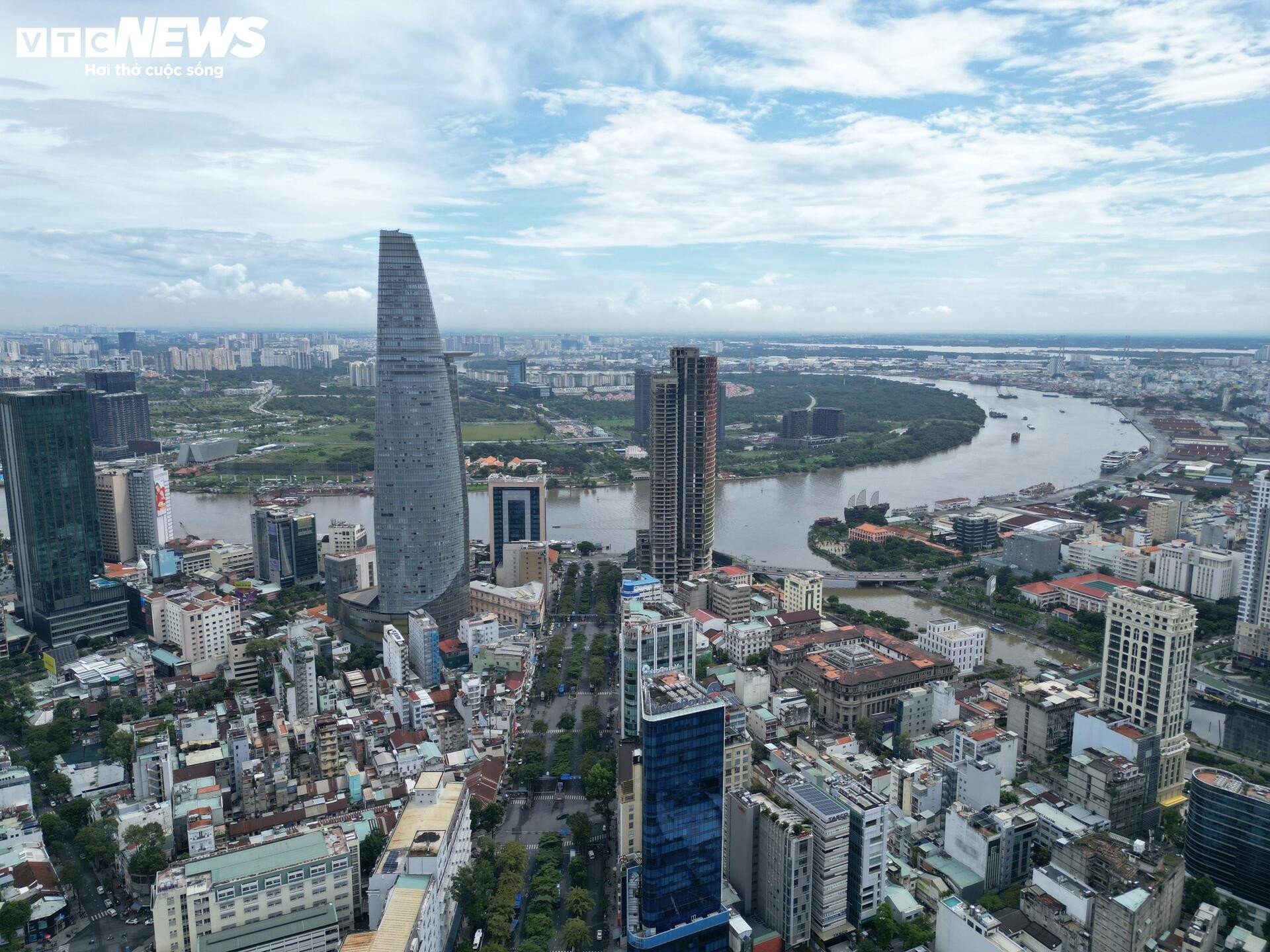 'हीरे' स्थान वाली उस ऊँची इमारत का क्लोज़-अप जिसमें ट्रुओंग माई लैन ने निवेश जारी रखने का अनुरोध किया था - 1