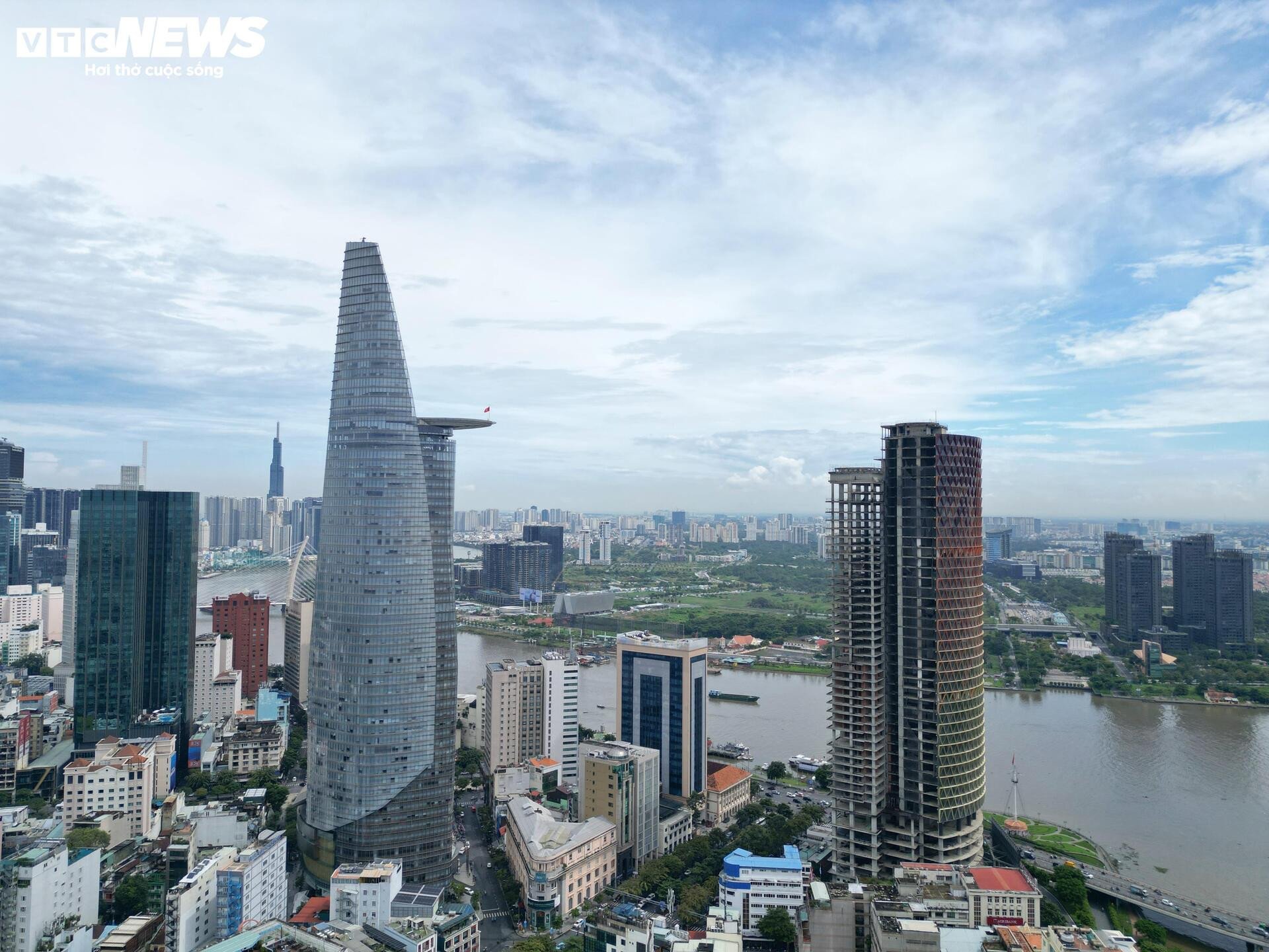 'हीरे' जैसी जगह पर स्थित उस ऊँची इमारत का नज़दीक से दृश्य, जिसमें ट्रुओंग माई लैन ने निवेश जारी रखने का अनुरोध किया था - 6