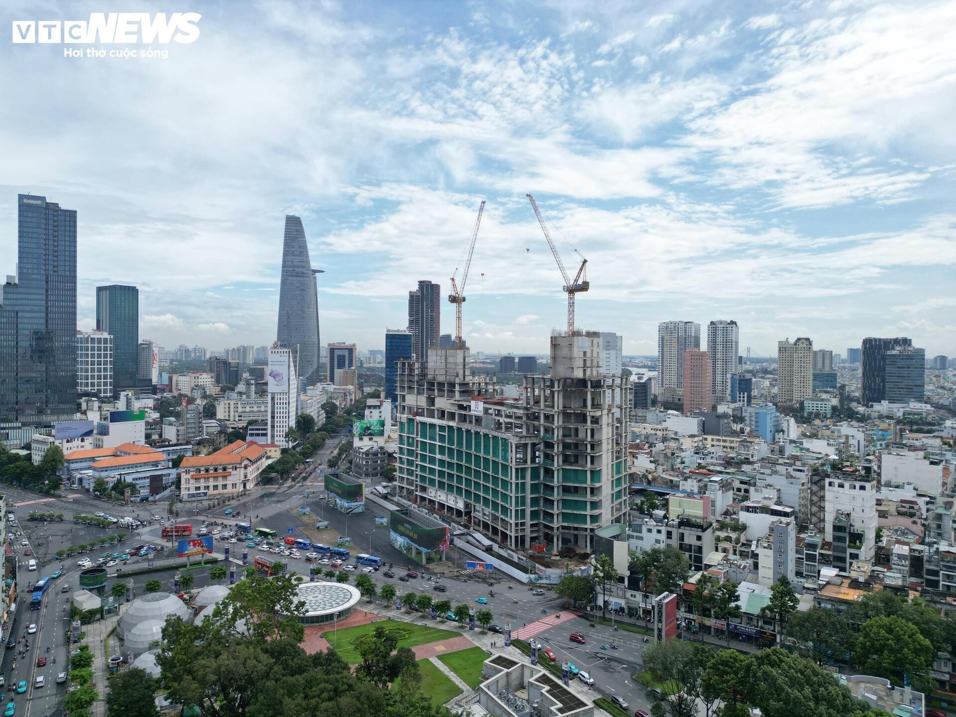 'हीरे' जैसी जगह पर स्थित उस ऊँची इमारत का क्लोज़-अप, जिसमें ट्रुओंग माई लैन ने निवेश जारी रखने का अनुरोध किया था - 7