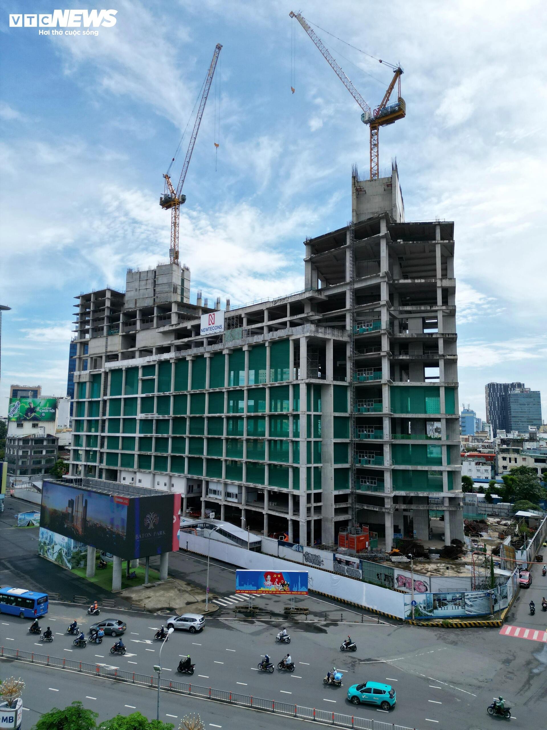 'हीरे' जैसी जगह पर स्थित उस ऊँची इमारत का क्लोज़-अप, जिसमें ट्रुओंग माई लैन ने निवेश जारी रखने का अनुरोध किया था - 8