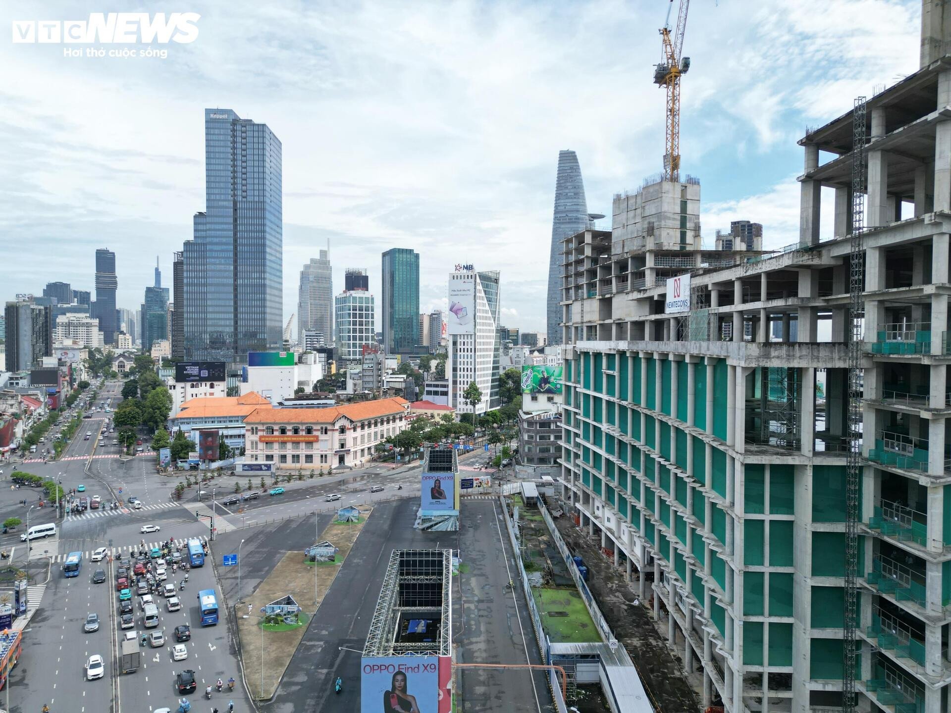 'हीरे' जैसी जगह पर स्थित उस ऊँची इमारत का नज़दीक से दृश्य, जिसमें ट्रुओंग माई लैन ने निवेश जारी रखने का अनुरोध किया था - 12