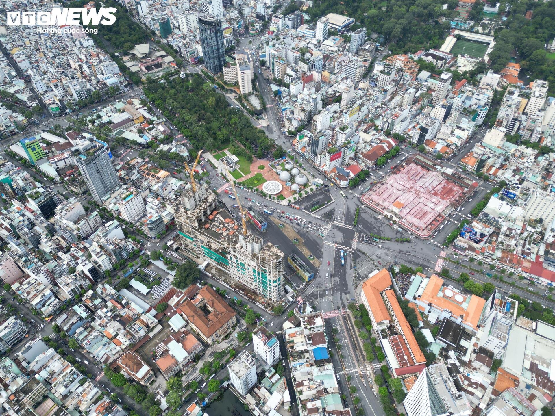 'हीरे' जैसी जगह पर स्थित उस ऊँची इमारत का नज़दीक से दृश्य, जिसमें ट्रुओंग माई लैन ने निवेश जारी रखने का अनुरोध किया था - 16