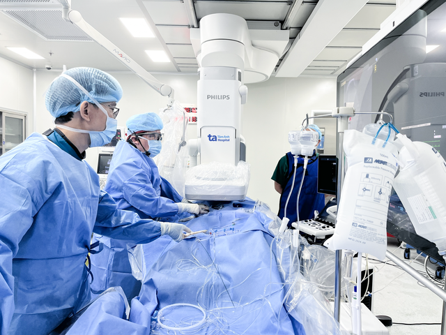 Artsen in het Tam Anh-ziekenhuis beheersen de meest complexe cardiovasculaire interventietechnieken ter wereld - Foto 2. Bác sĩ bệnh viện Tâm Anh làm chủ kỹ thuật can thiệp tim mạch phức tạp trên thế giới- Ảnh 2.